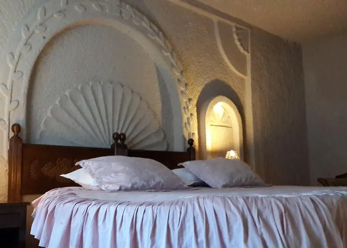 Hermes Cave أُتْشيسار