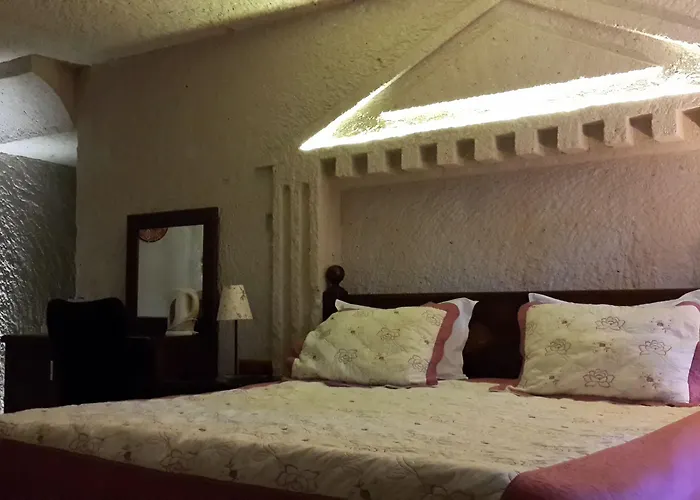 Hermes Cave أُتْشيسار