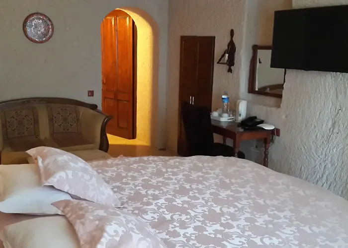 Hermes Cave أُتْشيسار